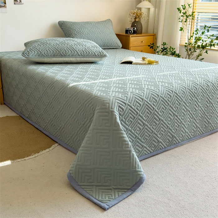 91家纺网 家纺一手货源 找家纺 叠派家纺 2024新款水洗棉回字纹夹棉床盖 梧枝绿-月光灰