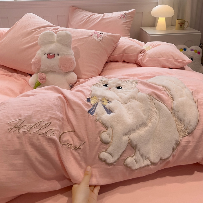 91家纺网 家纺一手货源 找家纺 （总）优色良品家纺 2024新款水洗棉重工刺绣贴布绣四件套-奶猫款式二