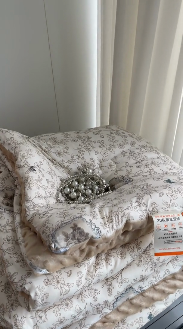 91家纺网 家纺一手货源 找家纺 奈萝家纺 2024新款秋冬印花针织棉豆豆绒春秋被冬被 墨然