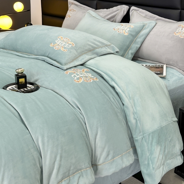 91家纺网 家纺一手货源 找家纺 羽梦家纺 2024秋冬新品260克加厚全工艺消光保暖花边刺绣牛奶绒四件套-遇见春屿系列 遇见春屿-湖蓝