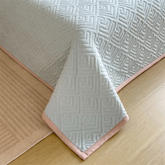 91家纺网 家纺一手货源 找家纺 叠派家纺 2024新款水洗棉回字纹夹棉床盖 豆青-奶昔驼