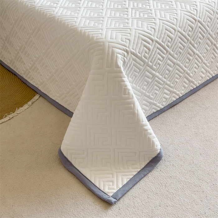 91家纺网 家纺一手货源 找家纺 叠派家纺 2024新款水洗棉回字纹夹棉床盖 莹光白-月光灰