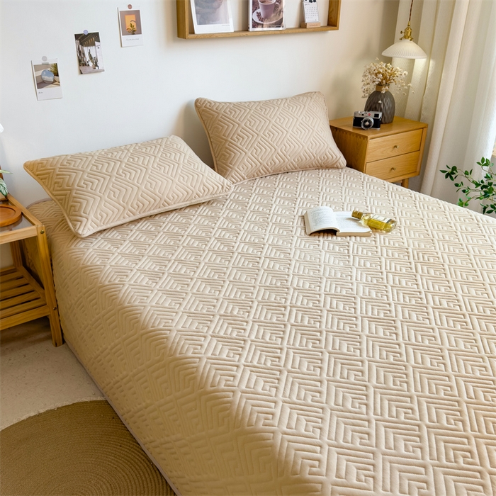 91家纺网 家纺一手货源 找家纺 叠派家纺 2024新款水洗棉回字纹夹棉床盖 素馨咖-奶昔驼