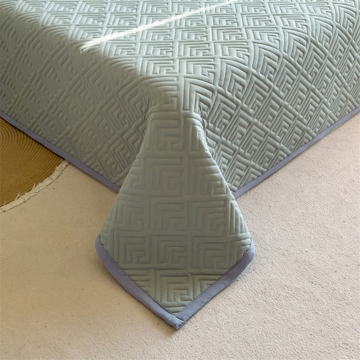 91家纺网 家纺一手货源 找家纺 叠派家纺 2024新款水洗棉回字纹夹棉床盖 梧枝绿-月光灰