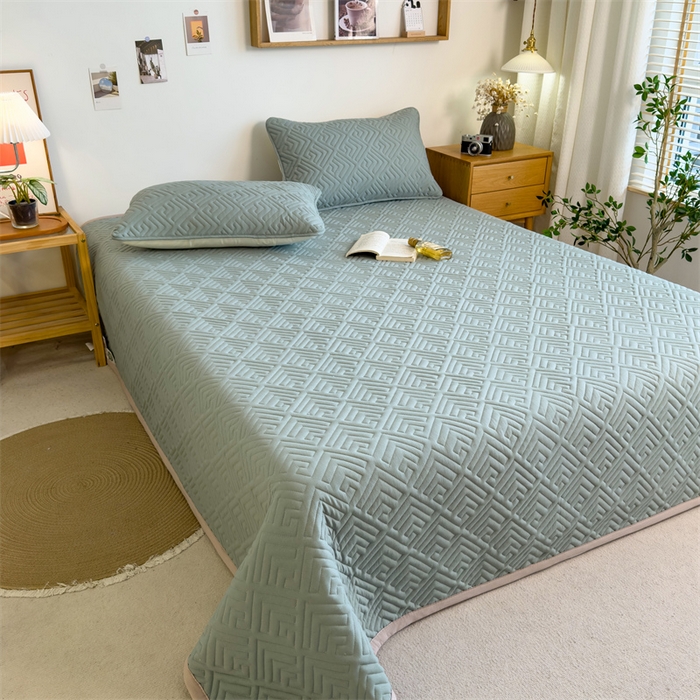 91家纺网 家纺一手货源 找家纺 叠派家纺 2024新款水洗棉回字纹夹棉床盖 梧枝绿-奶昔驼