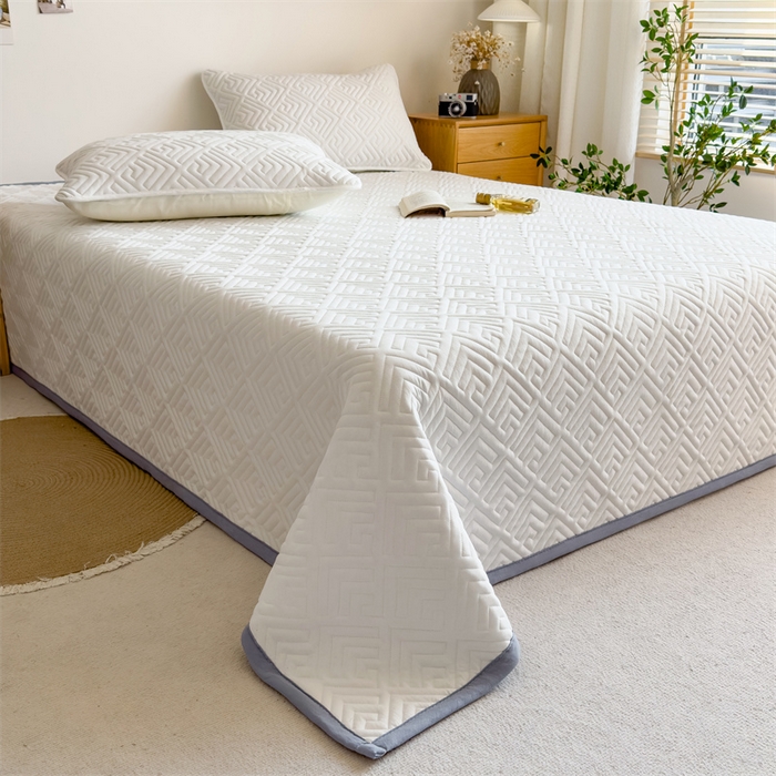 91家纺网 家纺一手货源 找家纺 叠派家纺 2024新款水洗棉回字纹夹棉床盖 莹光白-月光灰