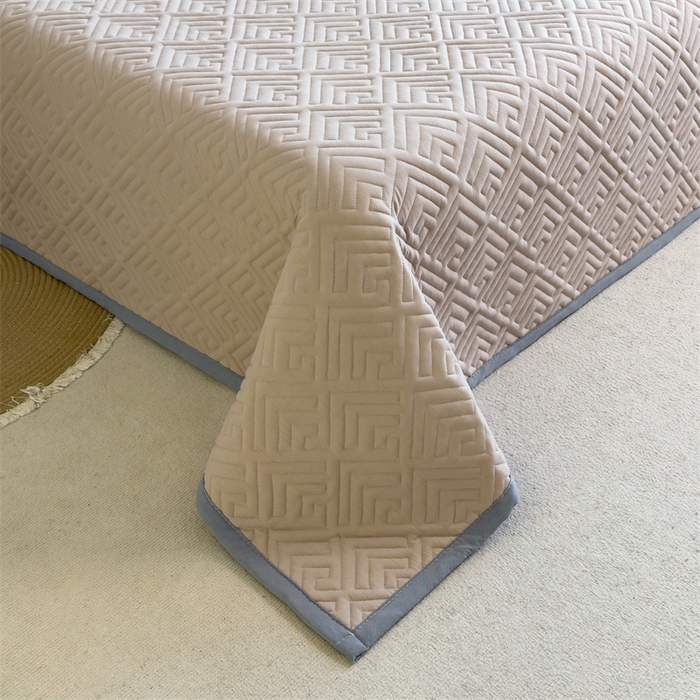 91家纺网 家纺一手货源 找家纺 叠派家纺 2024新款水洗棉回字纹夹棉床盖 奶昔驼-月光灰