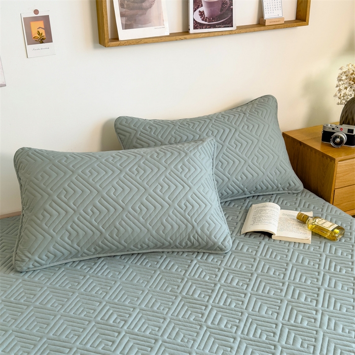 91家纺网 家纺一手货源 找家纺 叠派家纺 2024新款水洗棉回字纹夹棉床盖 梧枝绿-奶昔驼