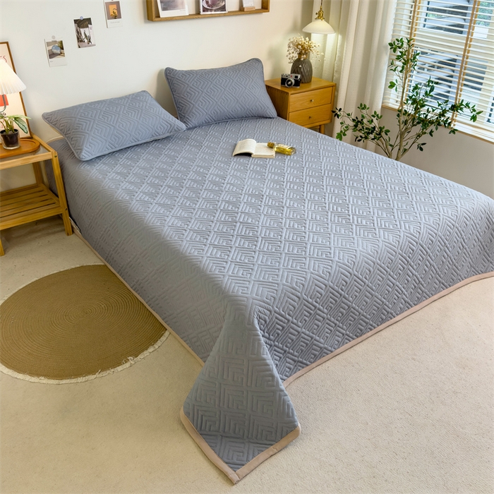 91家纺网 家纺一手货源 找家纺 叠派家纺 2024新款水洗棉回字纹夹棉床盖 月光灰-奶昔驼