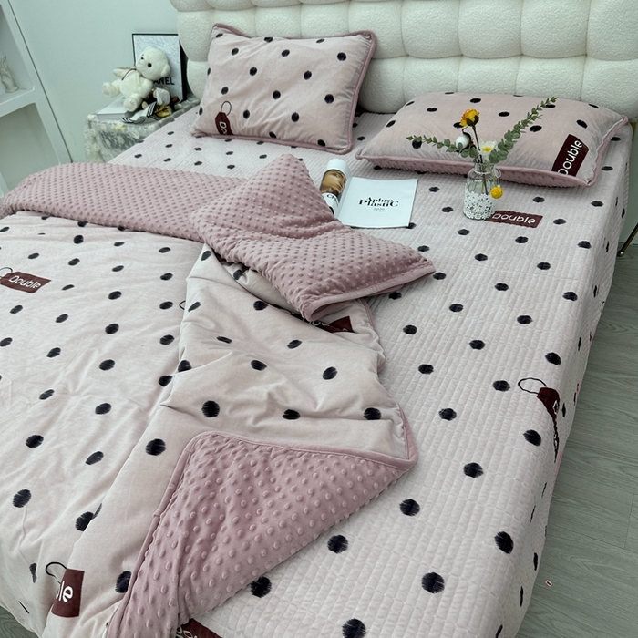 91家纺网 家纺一手货源 找家纺 暖居 2024新款婴儿绒 榻榻米炕盖床盖四件套 粉豆沙波点
