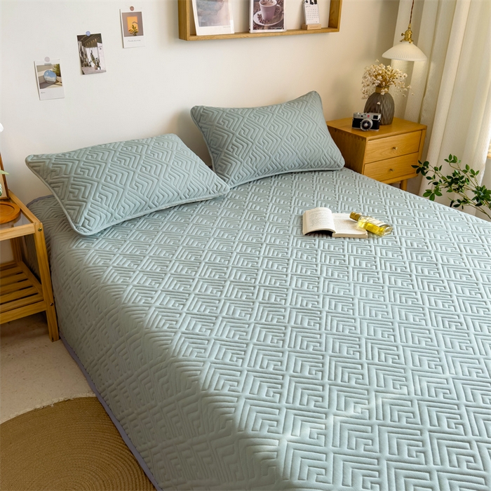 91家纺网 家纺一手货源 找家纺 叠派家纺 2024新款水洗棉回字纹夹棉床盖 梧枝绿-月光灰