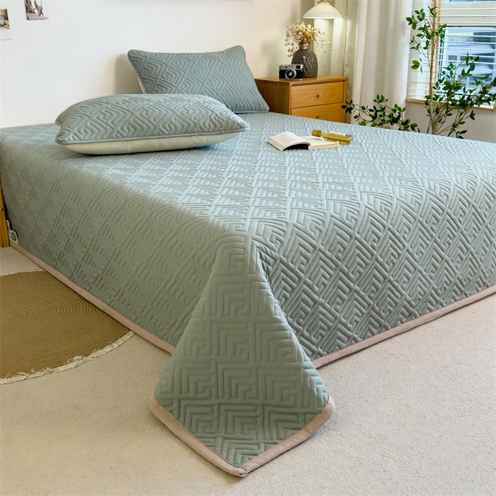 91家纺网 家纺一手货源 找家纺 叠派家纺 2024新款水洗棉回字纹夹棉床盖 梧枝绿-奶昔驼