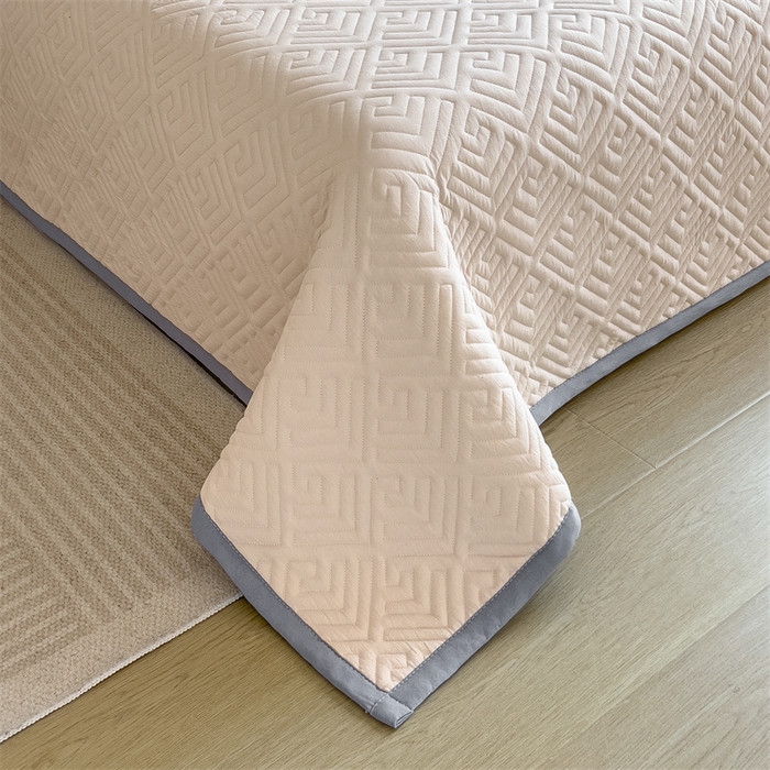 91家纺网 家纺一手货源 找家纺 叠派家纺 2024新款水洗棉回字纹夹棉床盖 奶咖-月光灰