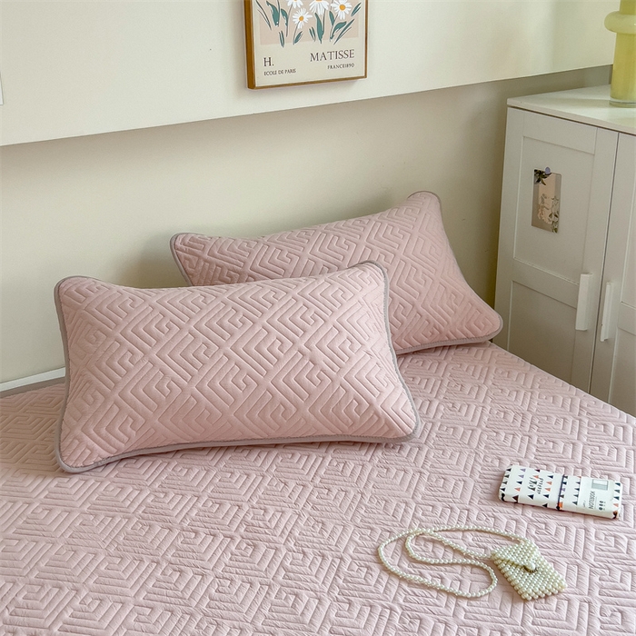 91家纺网 家纺一手货源 找家纺 叠派家纺 2024新款水洗棉回字纹夹棉床盖 冰梅粉-奶昔驼