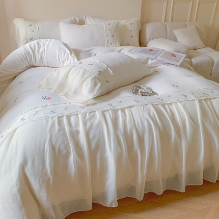 91家纺网 家纺一手货源 找家纺 你好美丽 2025新款200克A类牛奶绒蕾丝花边工艺款四件套 浪漫白粉