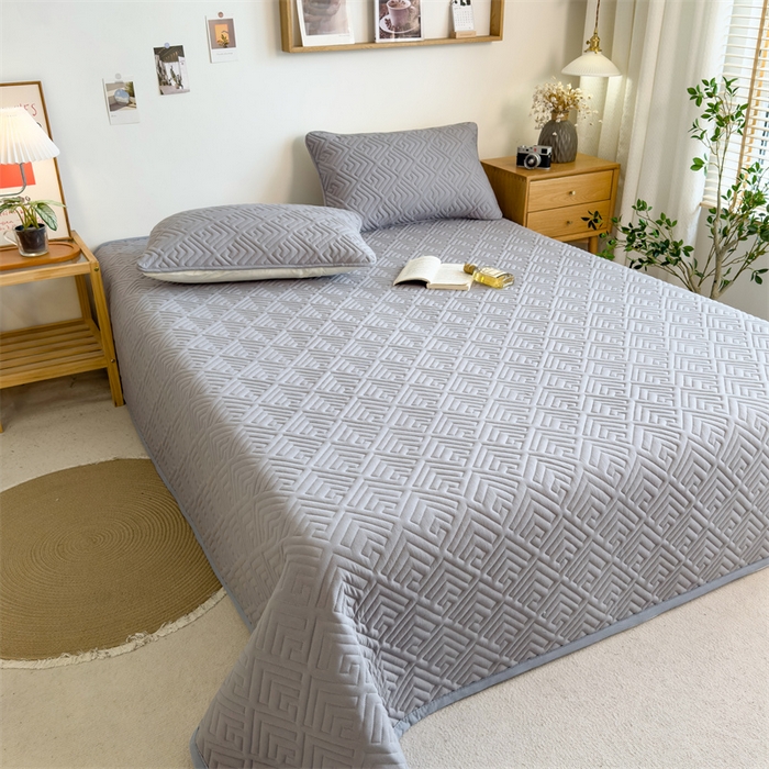 91家纺网 家纺一手货源 找家纺 叠派家纺 2024新款水洗棉回字纹夹棉床盖 燕羽灰-月光灰
