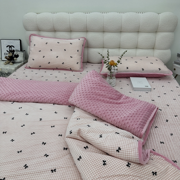 91家纺网 家纺一手货源 找家纺 暖居 2024新款婴儿绒 榻榻米炕盖床盖四件套 格子蝴蝶结粉