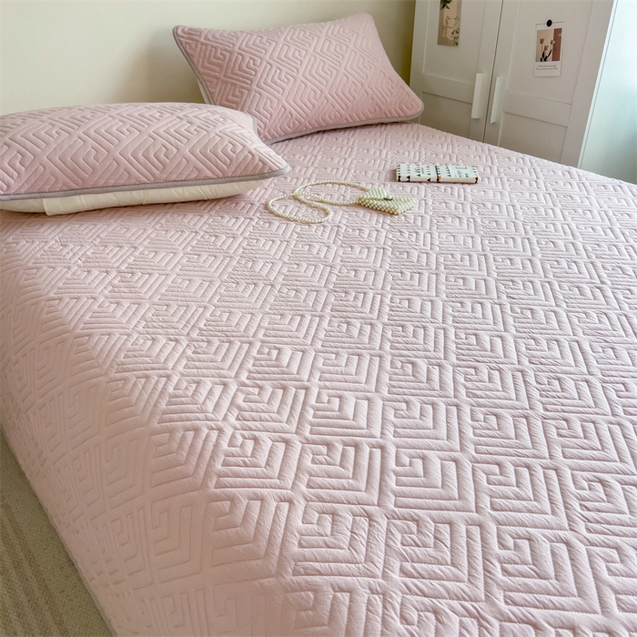 91家纺网 家纺一手货源 找家纺 叠派家纺 2024新款水洗棉回字纹夹棉床盖 冰梅粉-奶昔驼