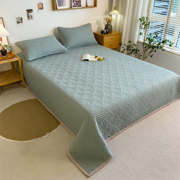 91家纺网 家纺一手货源 找家纺 叠派家纺 2024新款水洗棉回字纹夹棉床盖 梧枝绿-奶昔驼