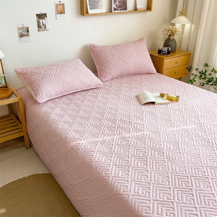 91家纺网 家纺一手货源 找家纺 叠派家纺 2024新款水洗棉回字纹夹棉床盖 山茶粉-奶昔驼