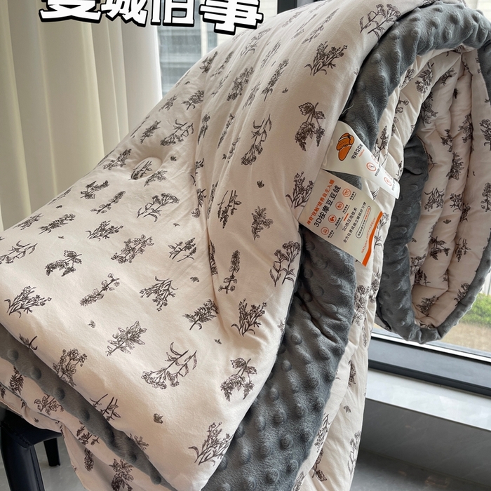 91家纺网 家纺一手货源 找家纺 奈萝家纺 2024新款秋冬印花针织棉豆豆绒春秋被冬被 曼城旧事