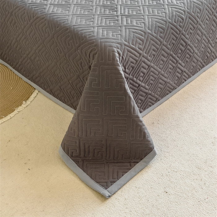 91家纺网 家纺一手货源 找家纺 叠派家纺 2024新款水洗棉回字纹夹棉床盖 星空灰-月光灰