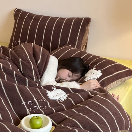 91家纺网 家纺一手货源 找家纺 桔子家纺 2024新款仿羊毛绒系列四件套 月亮喵