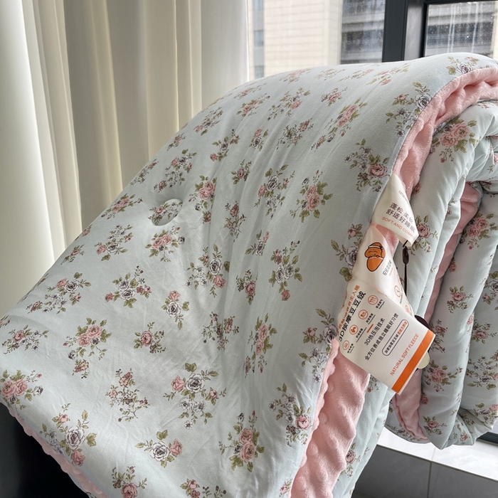 91家纺网 家纺一手货源 找家纺 奈萝家纺 2024新款秋冬印花针织棉豆豆绒春秋被冬被 雅蓝