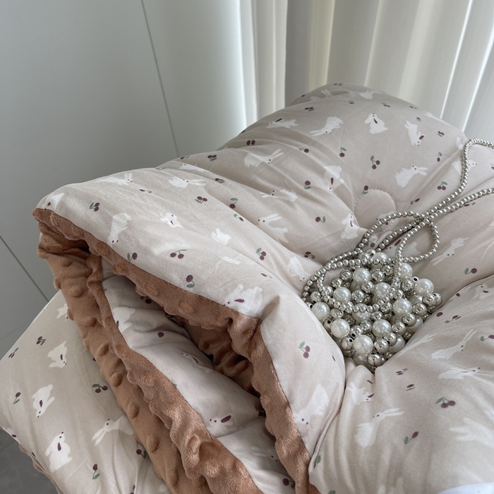 91家纺网 家纺一手货源 找家纺 奈萝家纺 2024新款秋冬印花针织棉豆豆绒春秋被冬被 洛林小兔