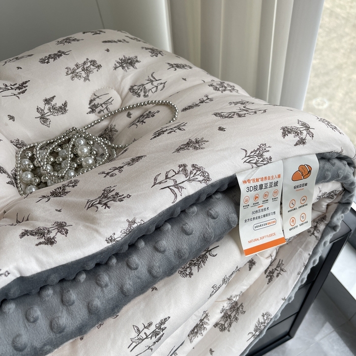 91家纺网 家纺一手货源 找家纺 奈萝家纺 2024新款秋冬印花针织棉豆豆绒春秋被冬被 曼城旧事