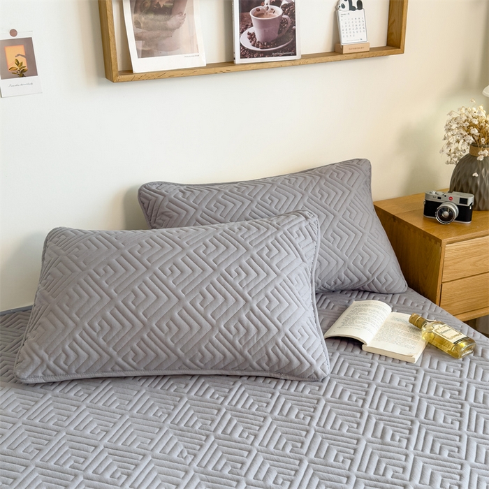 91家纺网 家纺一手货源 找家纺 叠派家纺 2024新款水洗棉回字纹夹棉床盖 燕羽灰-月光灰