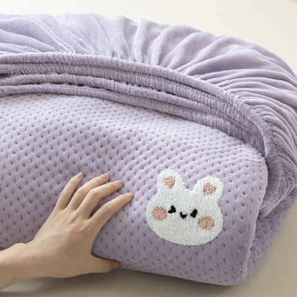 91家纺网 家纺一手货源 找家纺 居眠 2024新款华夫格毛巾绣夹棉床笠 夹棉款俏皮兔-香芋紫