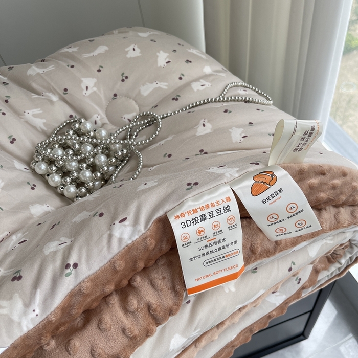 91家纺网 家纺一手货源 找家纺 奈萝家纺 2024新款秋冬印花针织棉豆豆绒春秋被冬被 洛林小兔