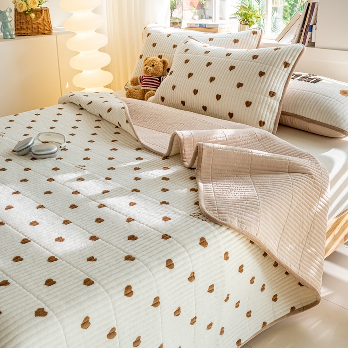 91家纺网 家纺一手货源 找家纺 X猫先生 2024新款牛奶绒床盖床垫小清新印花夹棉水洗棉炕盖双面两用 咖心