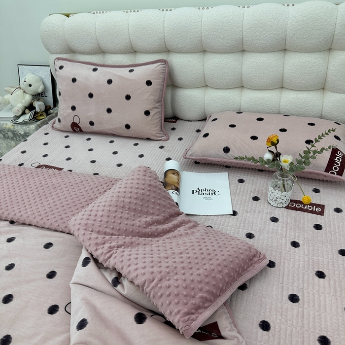 91家纺网 家纺一手货源 找家纺 暖居 2024新款婴儿绒 榻榻米炕盖床盖四件套 粉豆沙波点