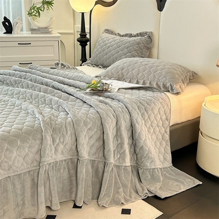 91家纺网 家纺一手货源 找家纺 屹成家纺 2024新款牛奶绒泡泡款床盖三件套 泡泡款-银灰