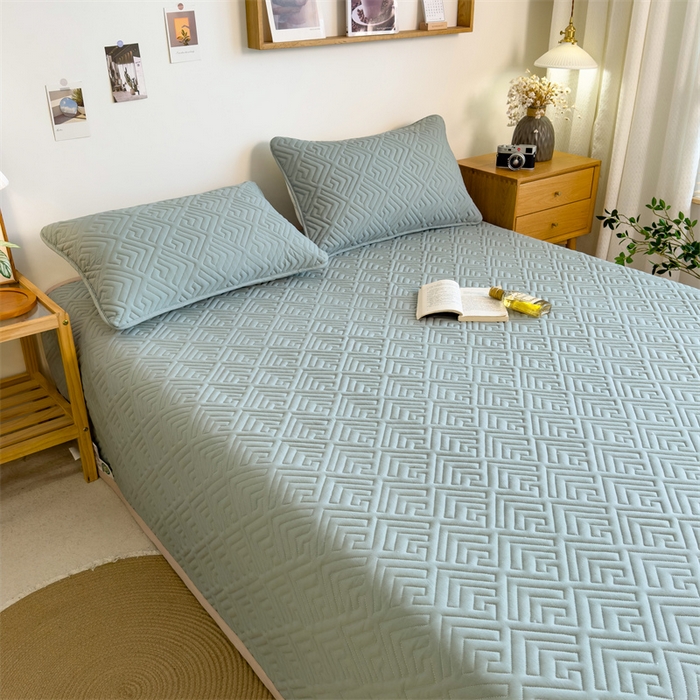 91家纺网 家纺一手货源 找家纺 叠派家纺 2024新款水洗棉回字纹夹棉床盖 梧枝绿-奶昔驼