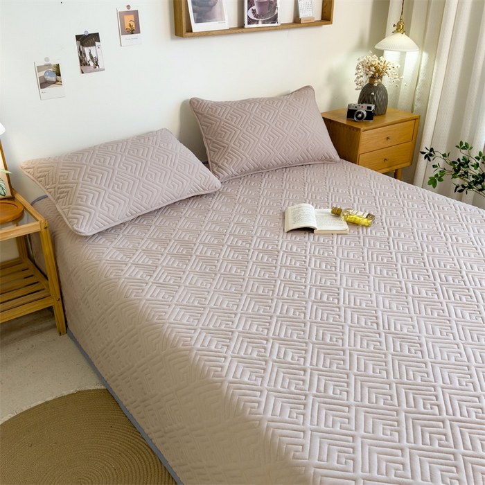 91家纺网 家纺一手货源 找家纺 叠派家纺 2024新款水洗棉回字纹夹棉床盖 奶昔驼-月光灰