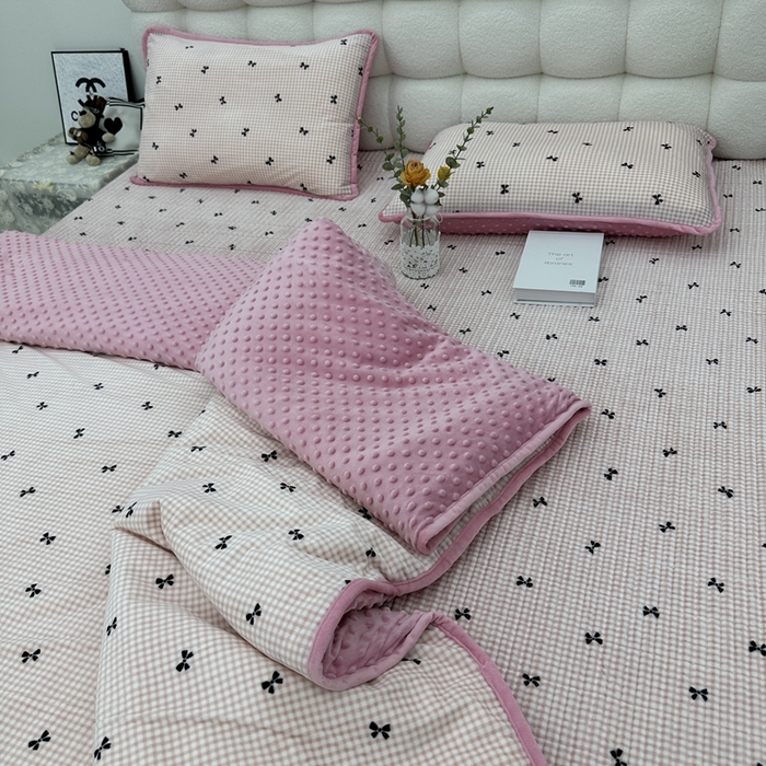 91家纺网 家纺一手货源 找家纺 暖居 2024新款婴儿绒 榻榻米炕盖床盖四件套 格子蝴蝶结粉
