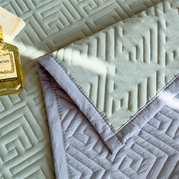 91家纺网 家纺一手货源 找家纺 叠派家纺 2024新款水洗棉回字纹夹棉床盖 梧枝绿-月光灰
