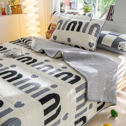 91家纺网 家纺一手货源 找家纺 （总）X猫先生 2024新款牛奶绒床盖床垫小清新印花夹棉水洗棉炕盖双面两用
