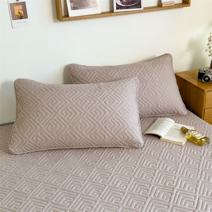 91家纺网 家纺一手货源 找家纺 叠派家纺 2024新款水洗棉回字纹夹棉床盖 奶昔驼-月光灰