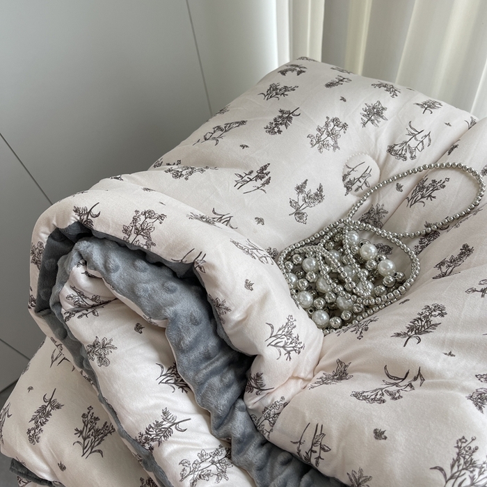 91家纺网 家纺一手货源 找家纺 奈萝家纺 2024新款秋冬印花针织棉豆豆绒春秋被冬被 曼城旧事