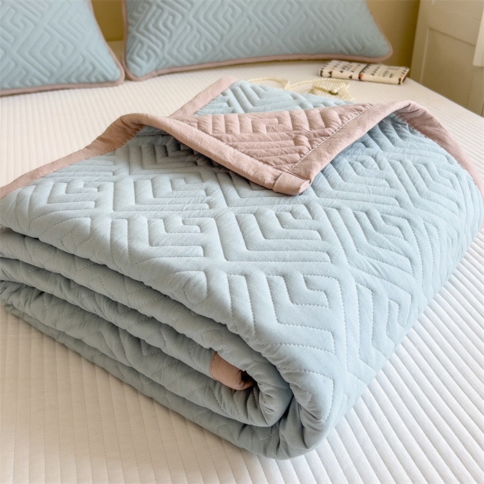 91家纺网 家纺一手货源 找家纺 叠派家纺 2024新款水洗棉回字纹夹棉床盖 豆青-奶昔驼