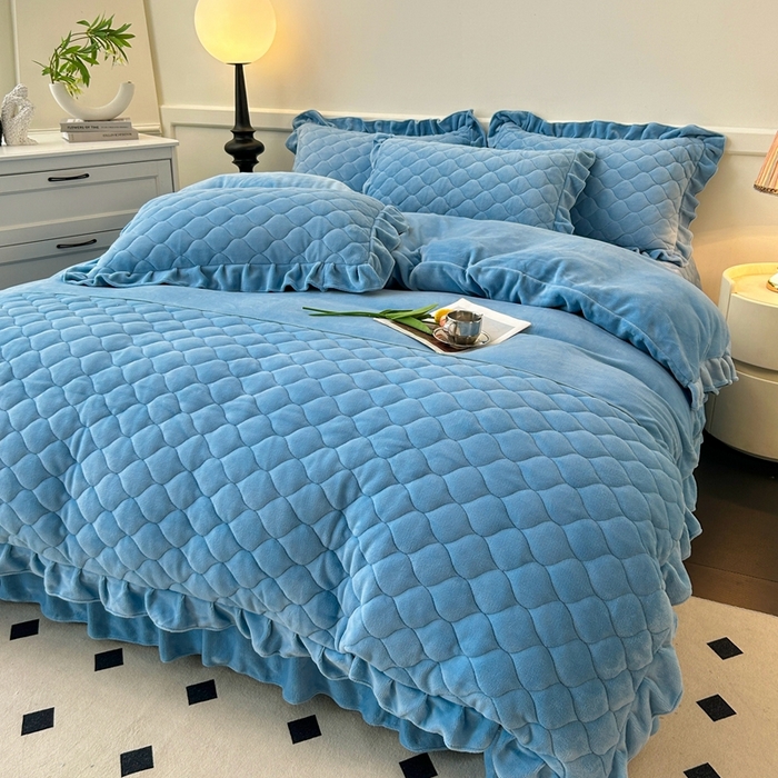 91家纺网 家纺一手货源 找家纺 屹成家纺 2024新款牛奶绒拼接款床盖四件套 拼接款-蓝色