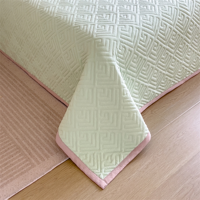 91家纺网 家纺一手货源 找家纺 叠派家纺 2024新款水洗棉回字纹夹棉床盖 果绿-奶昔驼