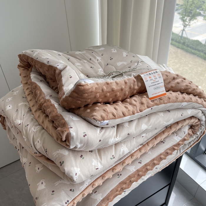 91家纺网 家纺一手货源 找家纺 奈萝家纺 2024新款秋冬印花针织棉豆豆绒春秋被冬被 洛林小兔