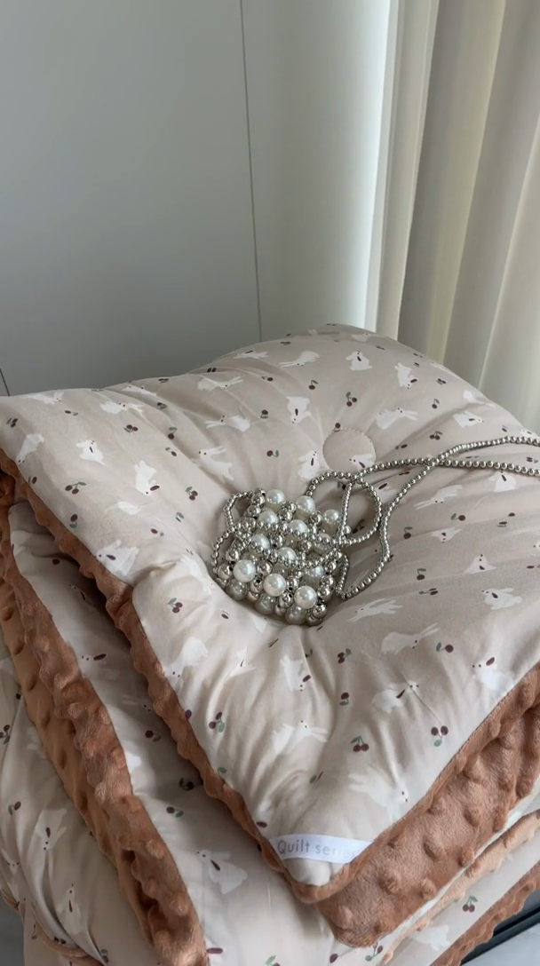 91家纺网 家纺一手货源 找家纺 奈萝家纺 2024新款秋冬印花针织棉豆豆绒春秋被冬被 洛林小兔