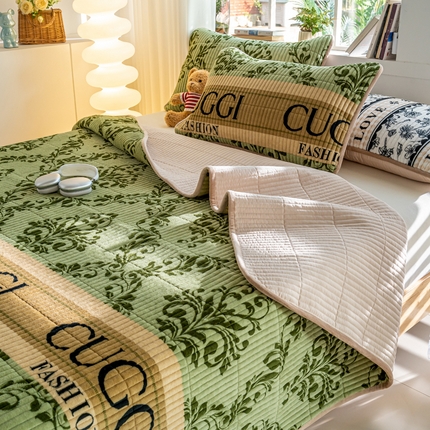 91家纺网 家纺一手货源 找家纺 （总）X猫先生 2024新款牛奶绒床盖床垫小清新印花夹棉水洗棉炕盖双面两用