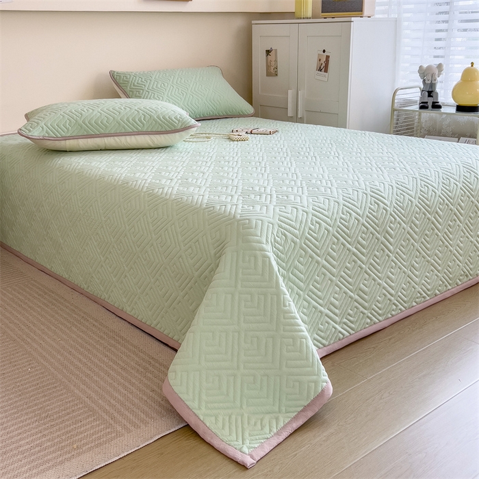 91家纺网 家纺一手货源 找家纺 叠派家纺 2024新款水洗棉回字纹夹棉床盖 果绿-奶昔驼